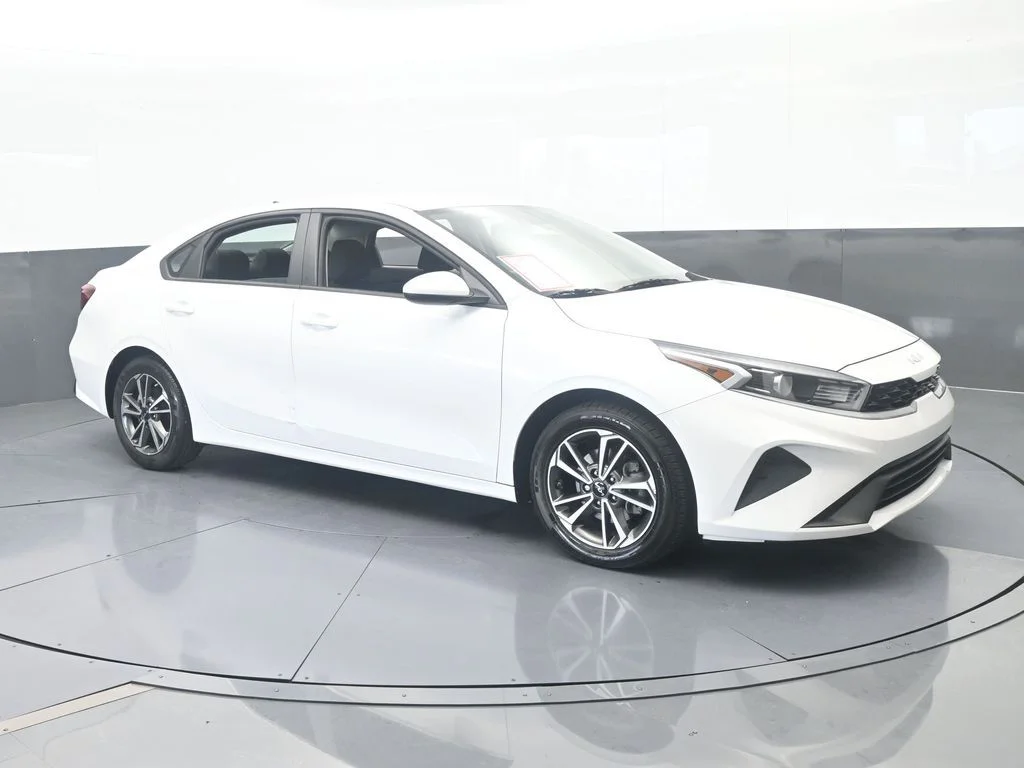 Used 2023 Snow White Pearl Kia LXS image 7