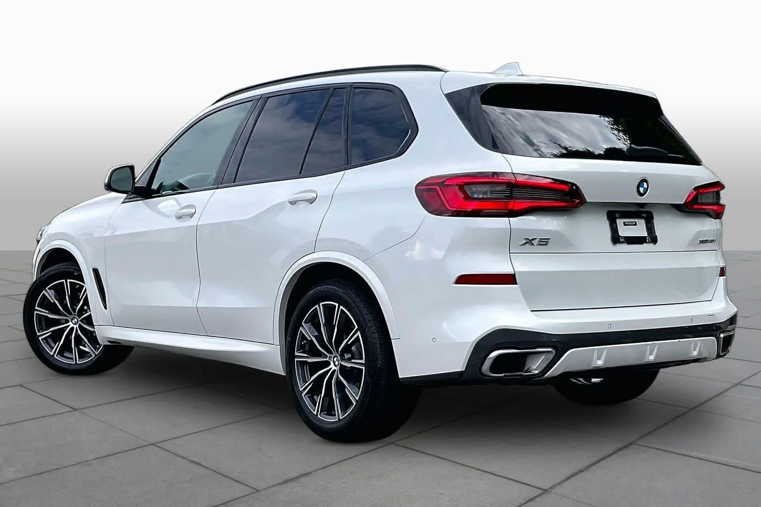 Used 2019 Mineral White Metallic BMW xDrive40i image 11