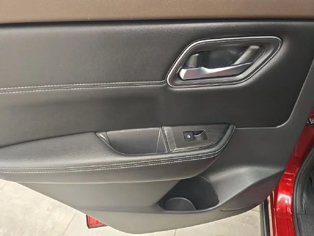 Used 2021 Scarlet Ember Nissan SV image 18