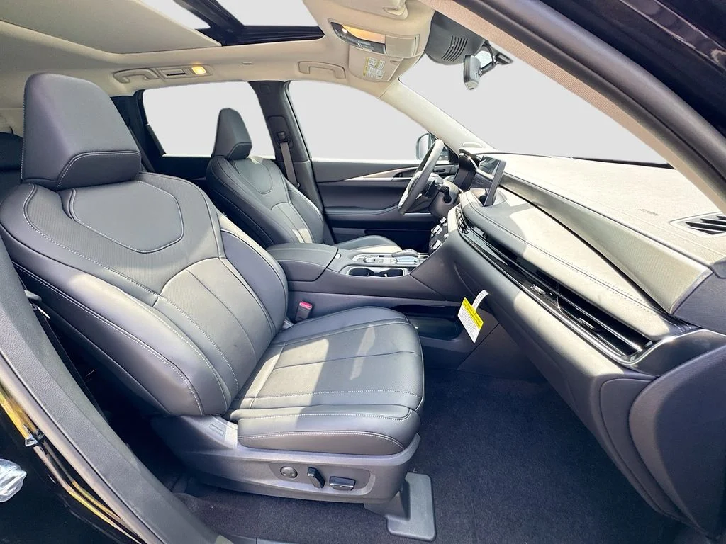 New 2027 MINERAL BLACK INFINITI Luxe FWD image 31