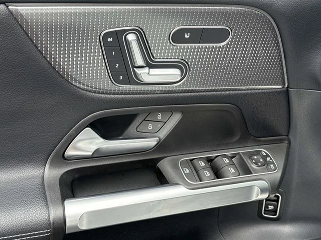 Used 2022  Mercedes-Benz GLB 250 image 27