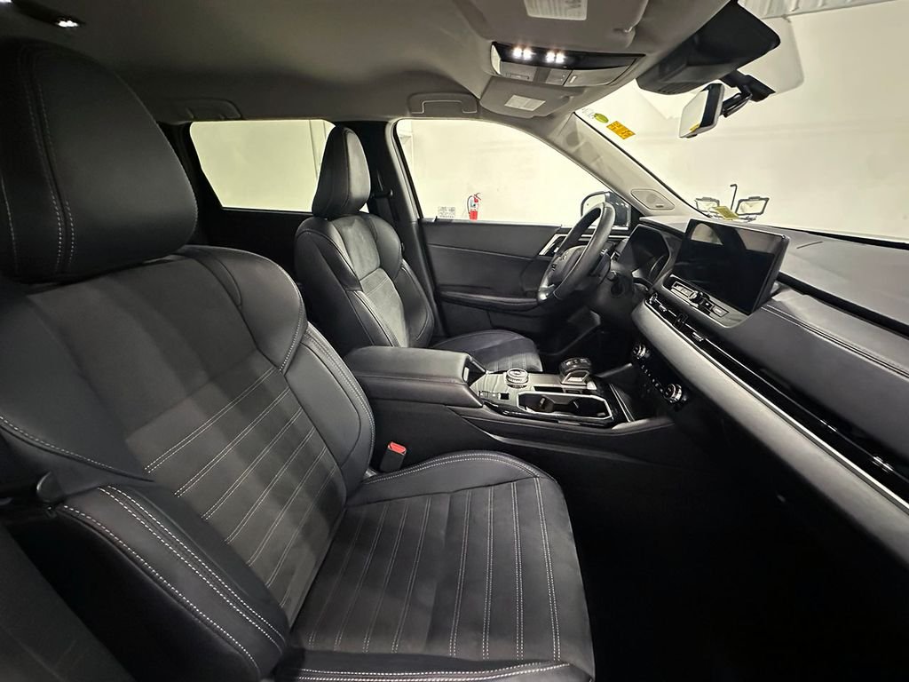 Used 2025 Silver Mitsubishi  image 27
