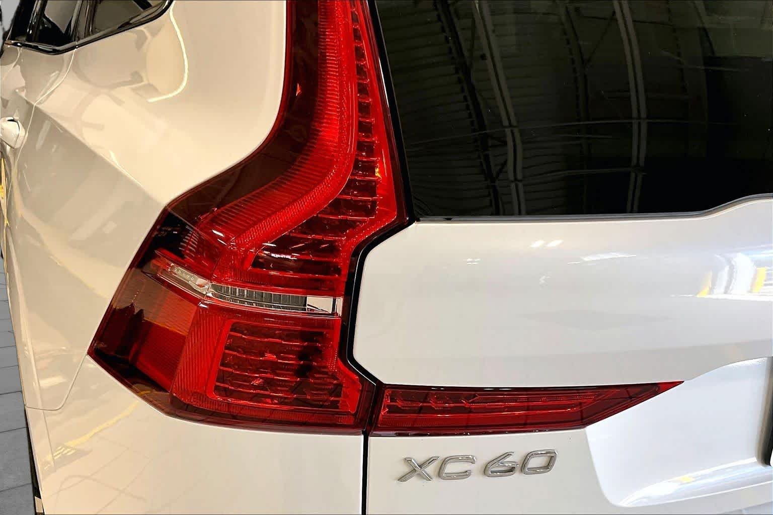 Used 2023 Crystal White Metallic Volvo Ultimate Dark Theme image 27