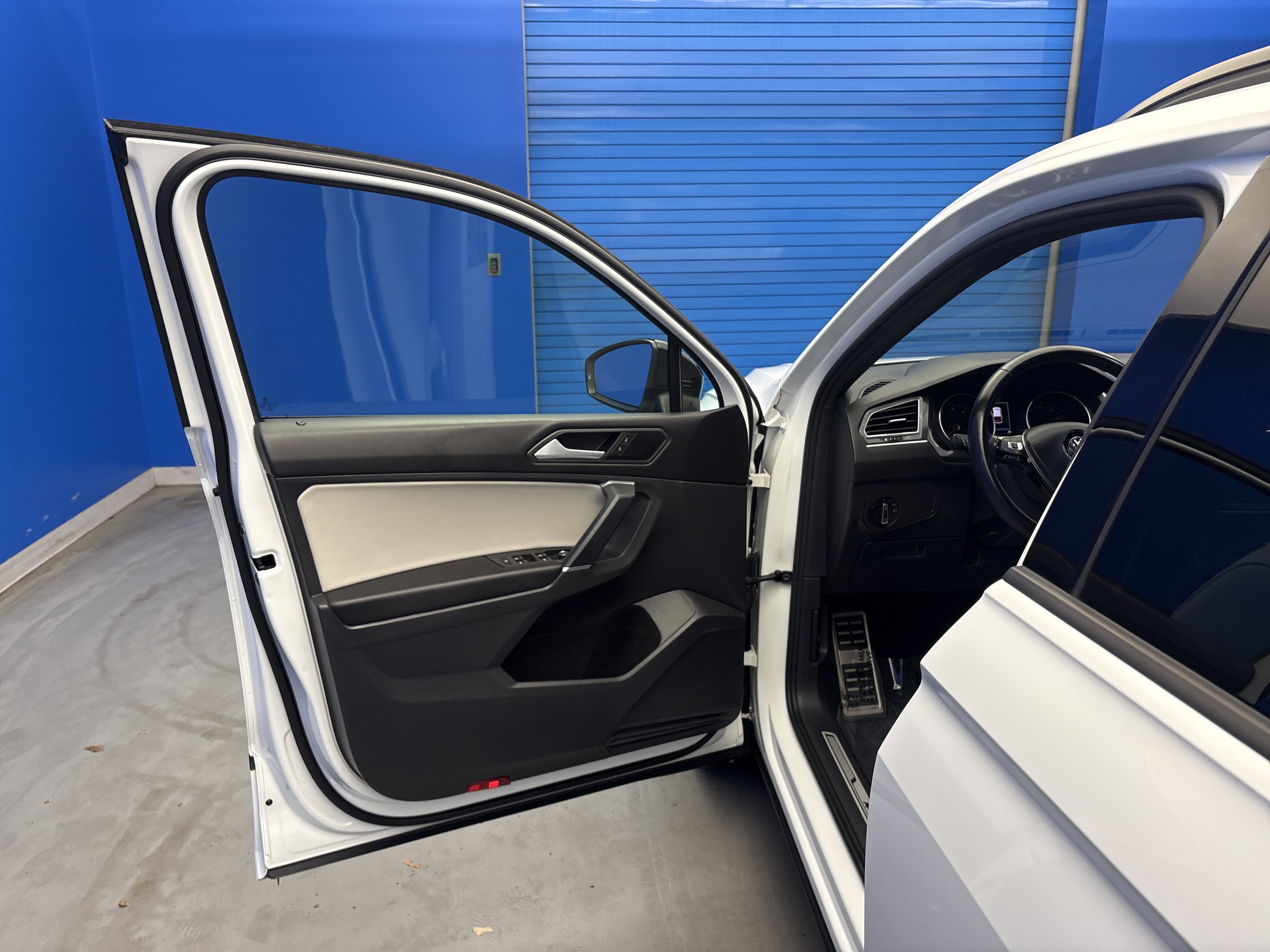 Used 2020 Pure White Volkswagen SE R-Line Black image 9