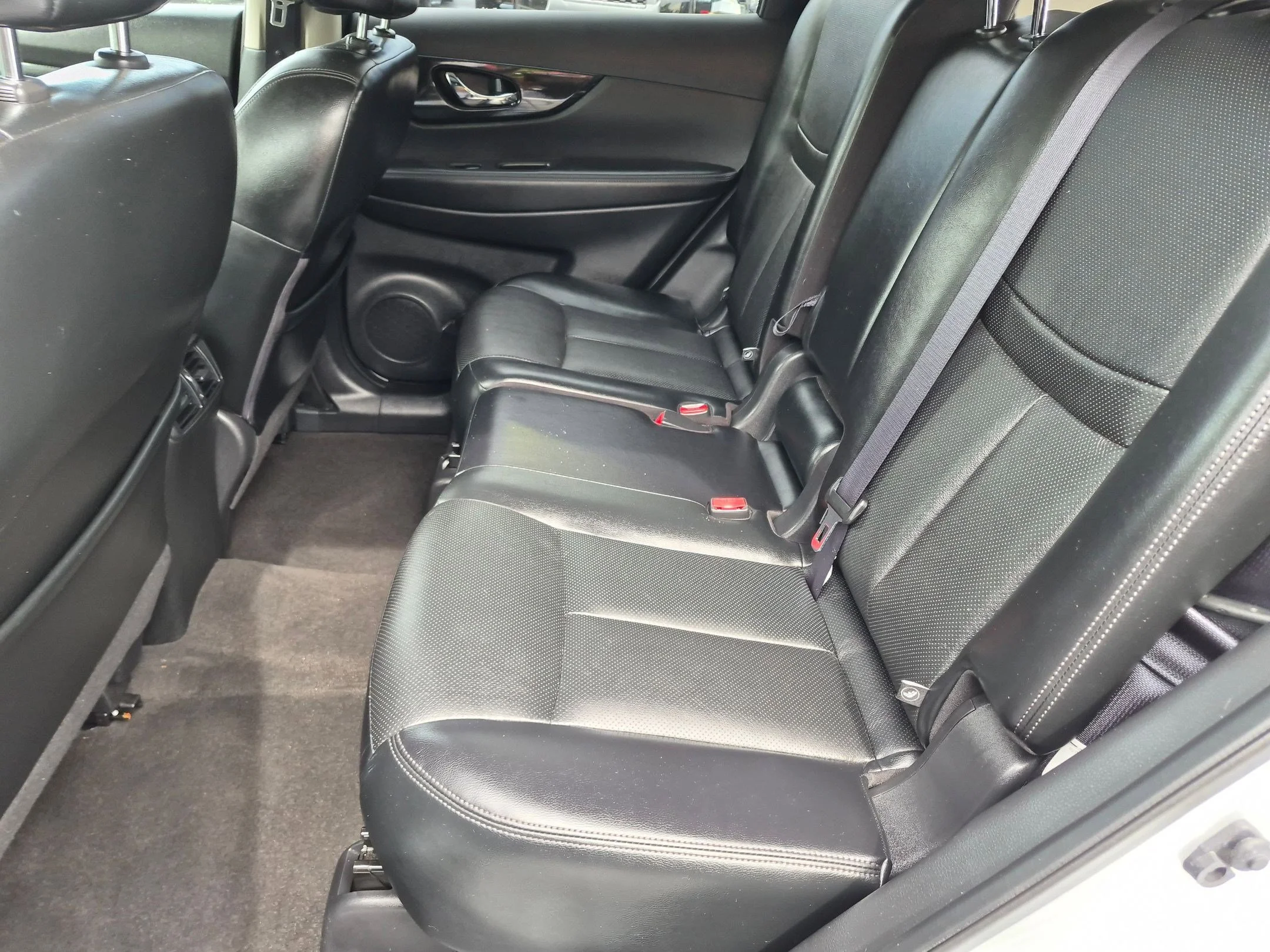 Used 2017 Brilliant Silver Nissan SL image 25