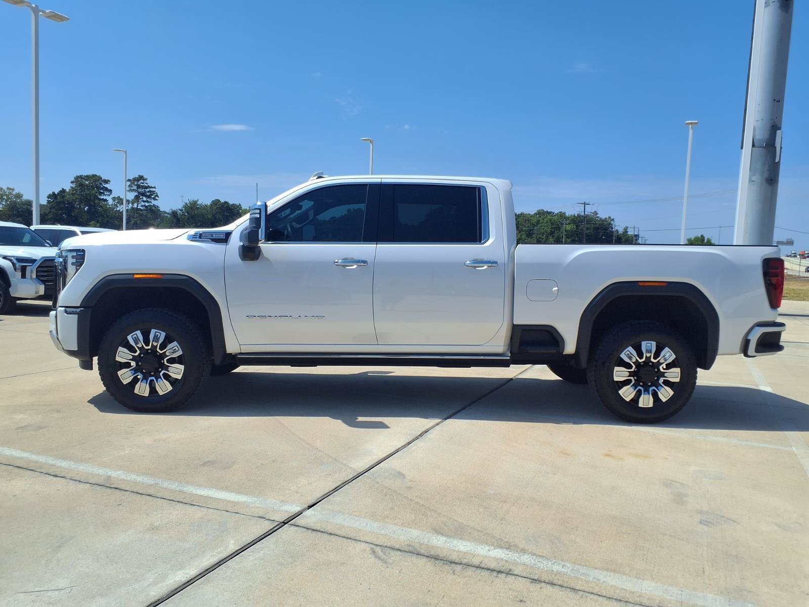 Used 2025 White Frost GMC Denali image 8
