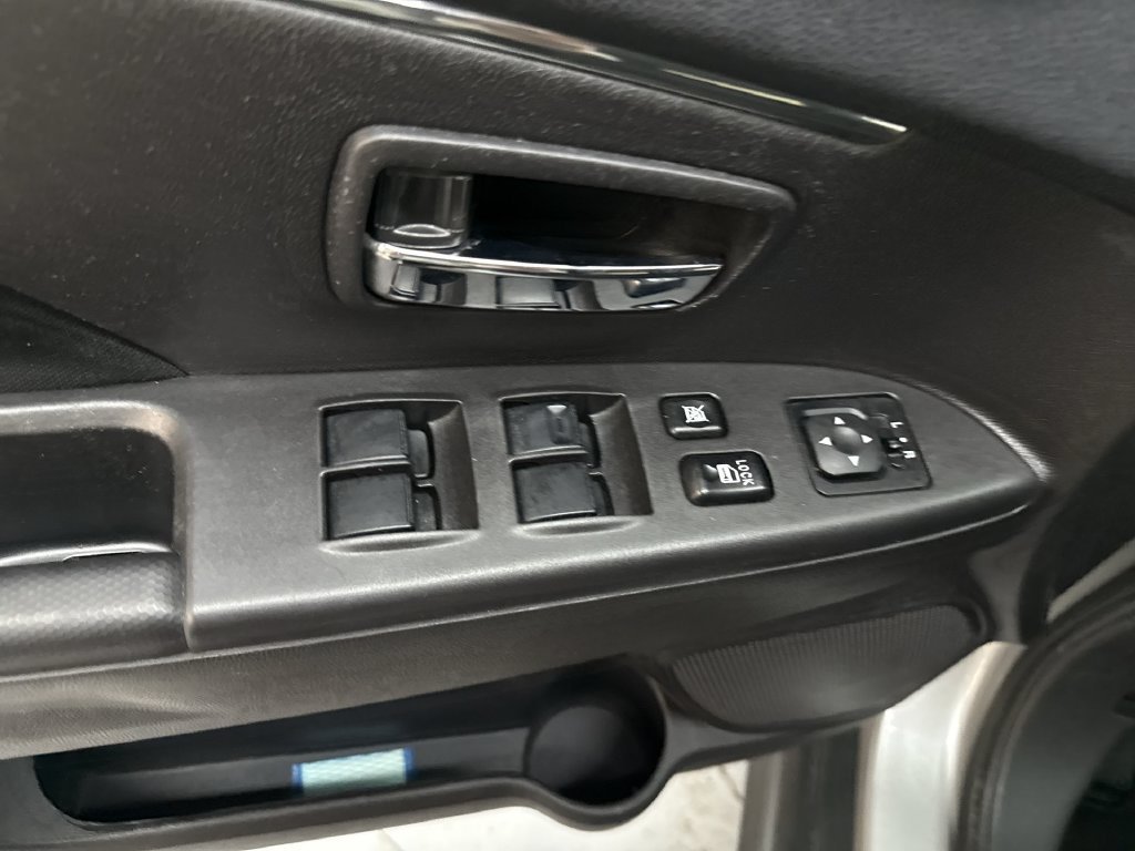 Used 2015 Silver Mitsubishi SE image 14