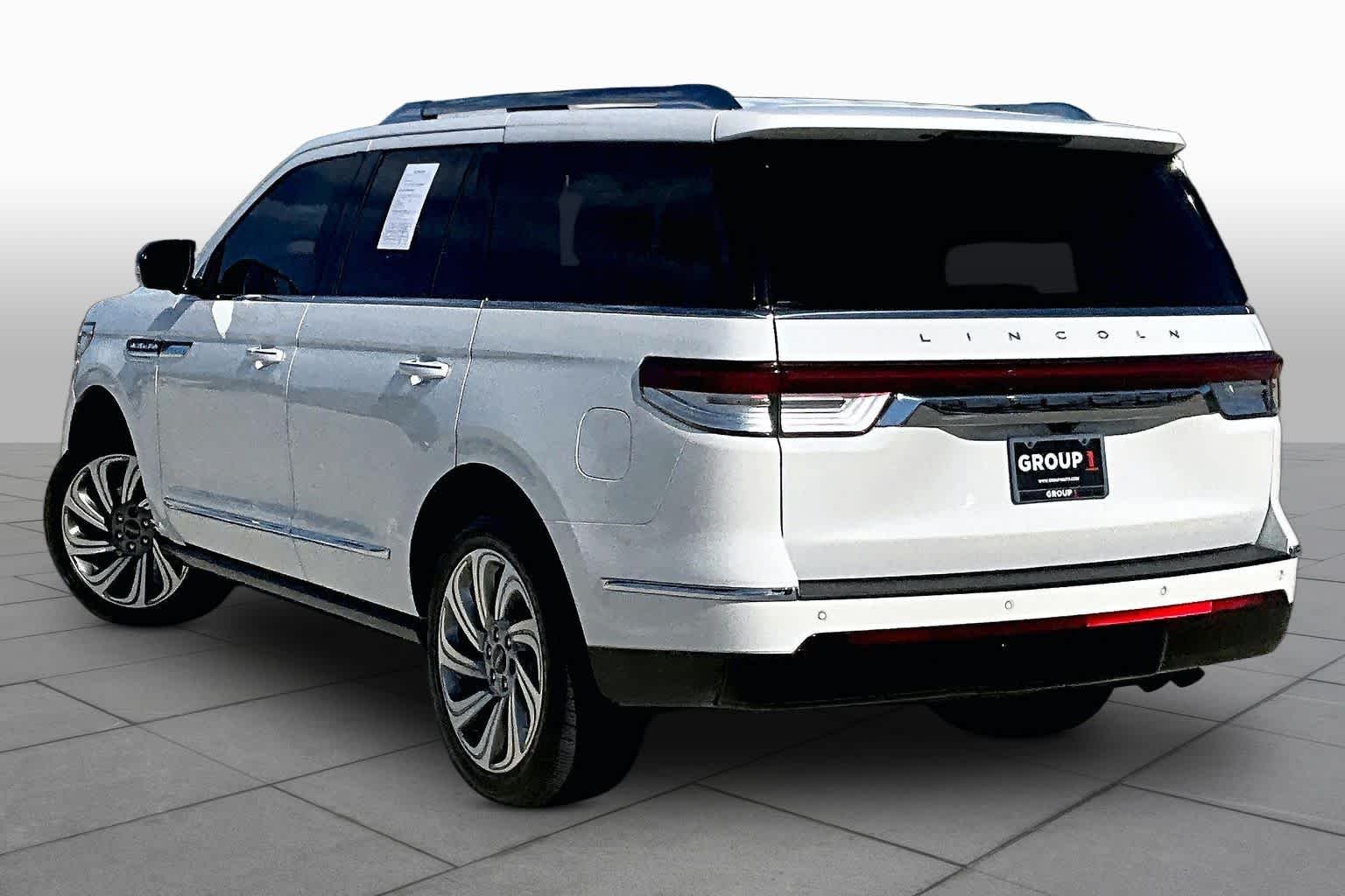 Used 2023 Pristine White Lincoln Reserve image 11