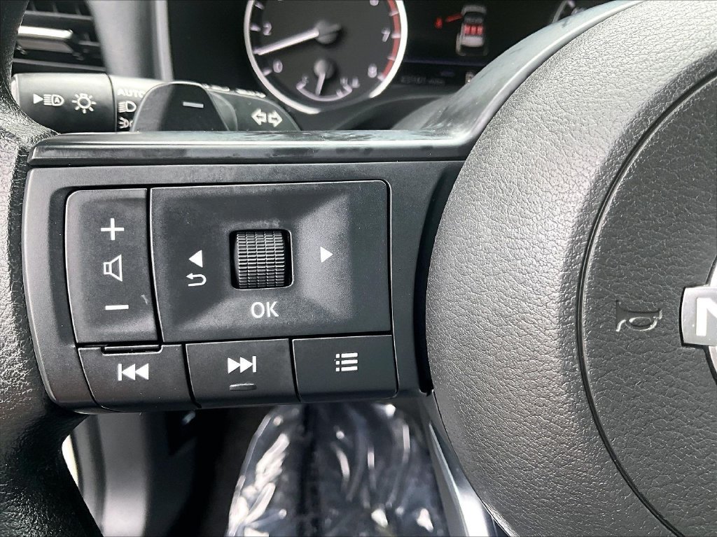 Used 2023 Glacier White Nissan S image 23