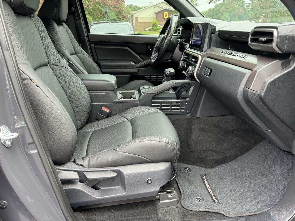 Used 2025  Toyota SR5 image 14