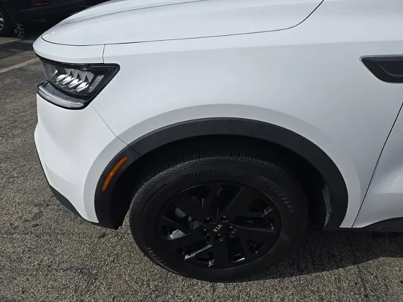 Used 2021 White Kia S image 10