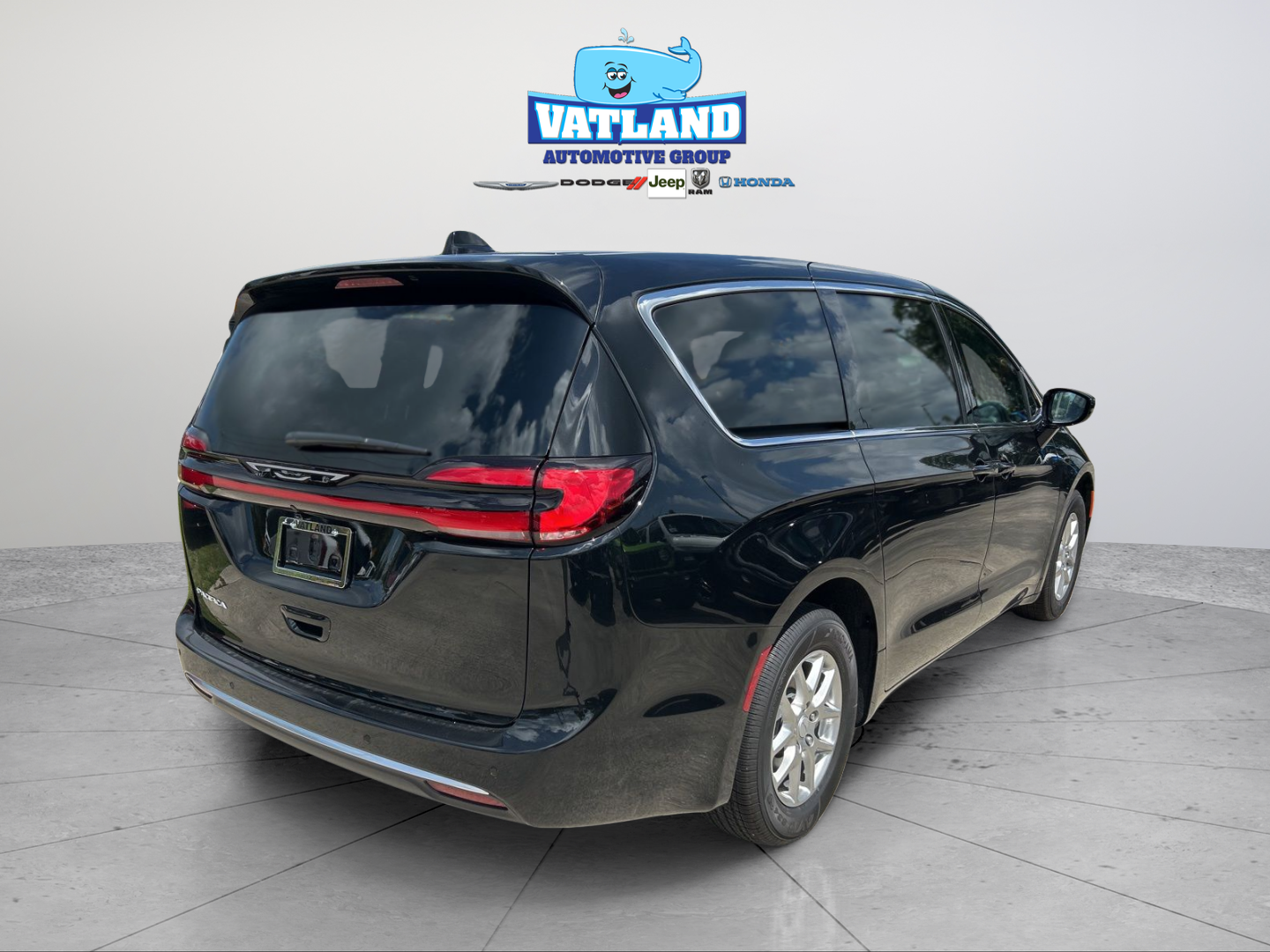 New 2027 Diamond Black Crystal Pearl-Coat Exterior Paint Chrysler Select image 5