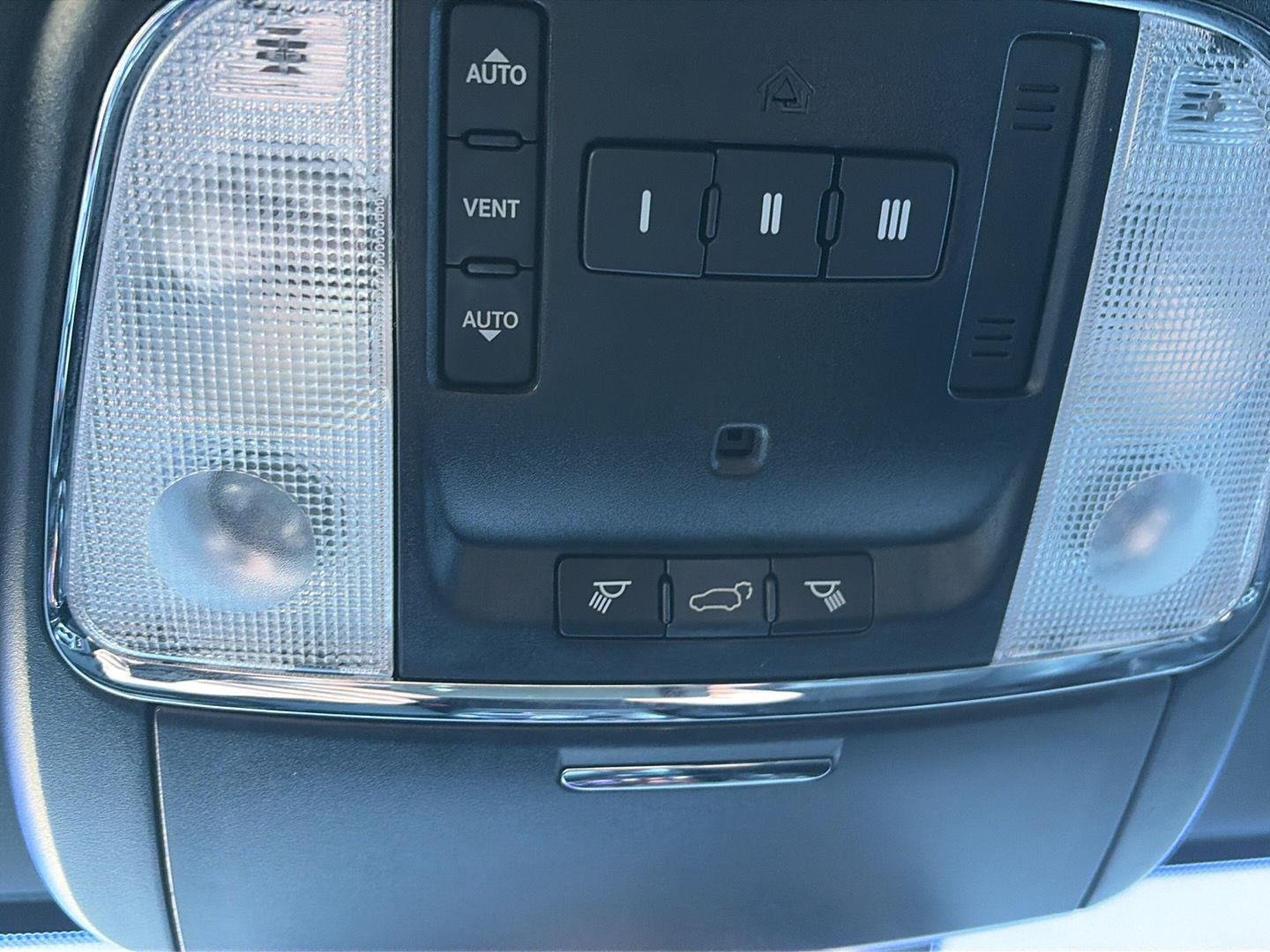 Used 2019 Diamond Black Crystal Pearlcoat Jeep Altitude image 17