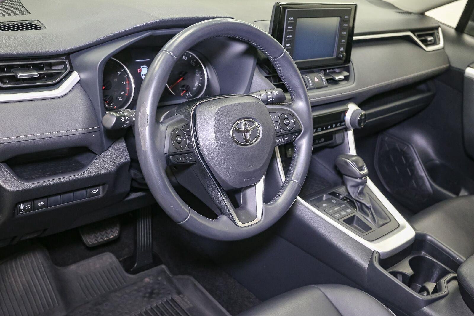 Used 2019 Super White Toyota XLE Premium image 25