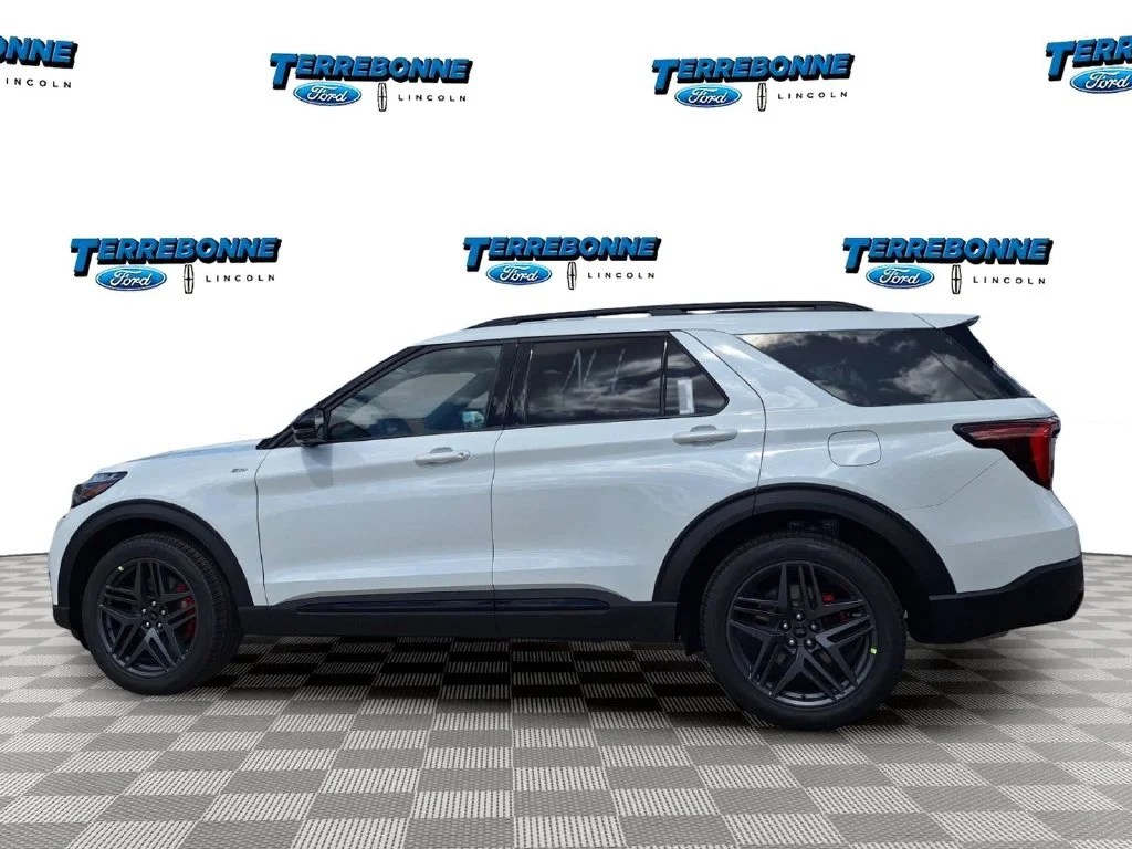 New 2027 Star White Metallic Tri-Coat Ford ST-Line image 7