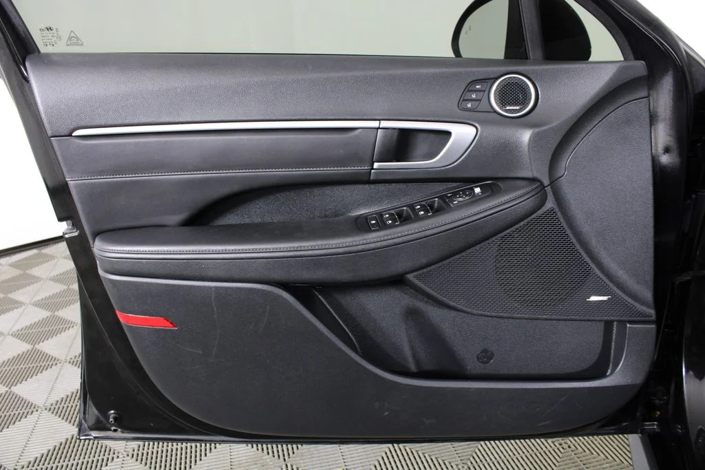 Used 2022 Phantom Black Hyundai Limited image 10