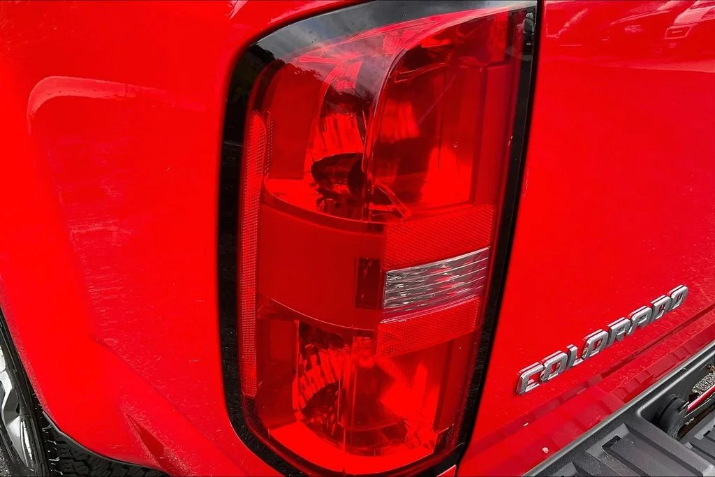 Used 2015 Red Chevrolet Z71 image 28
