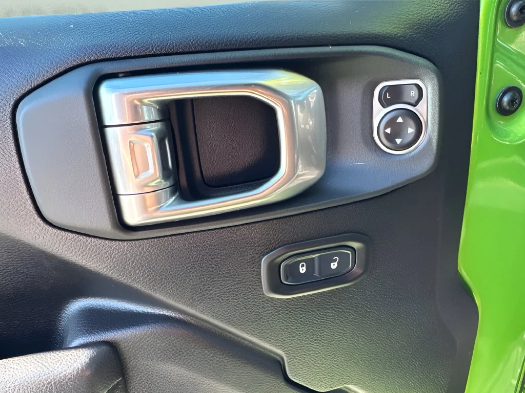 Used 2025 Green Jeep Sport S image 22