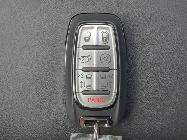 New 2026 Bright White Clear-Coat Exterior Paint Chrysler Select image 36