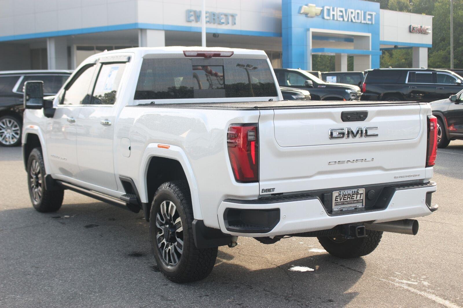 Used 2025 White Frost Tricoat GMC Denali Ultimate image 5