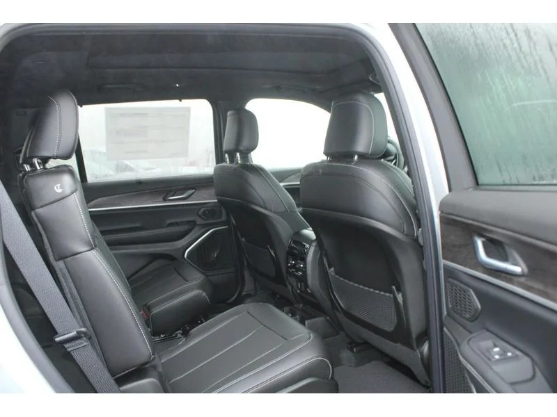 New 2025 Silver Zynith Exterior Paint Jeep Limited image 4