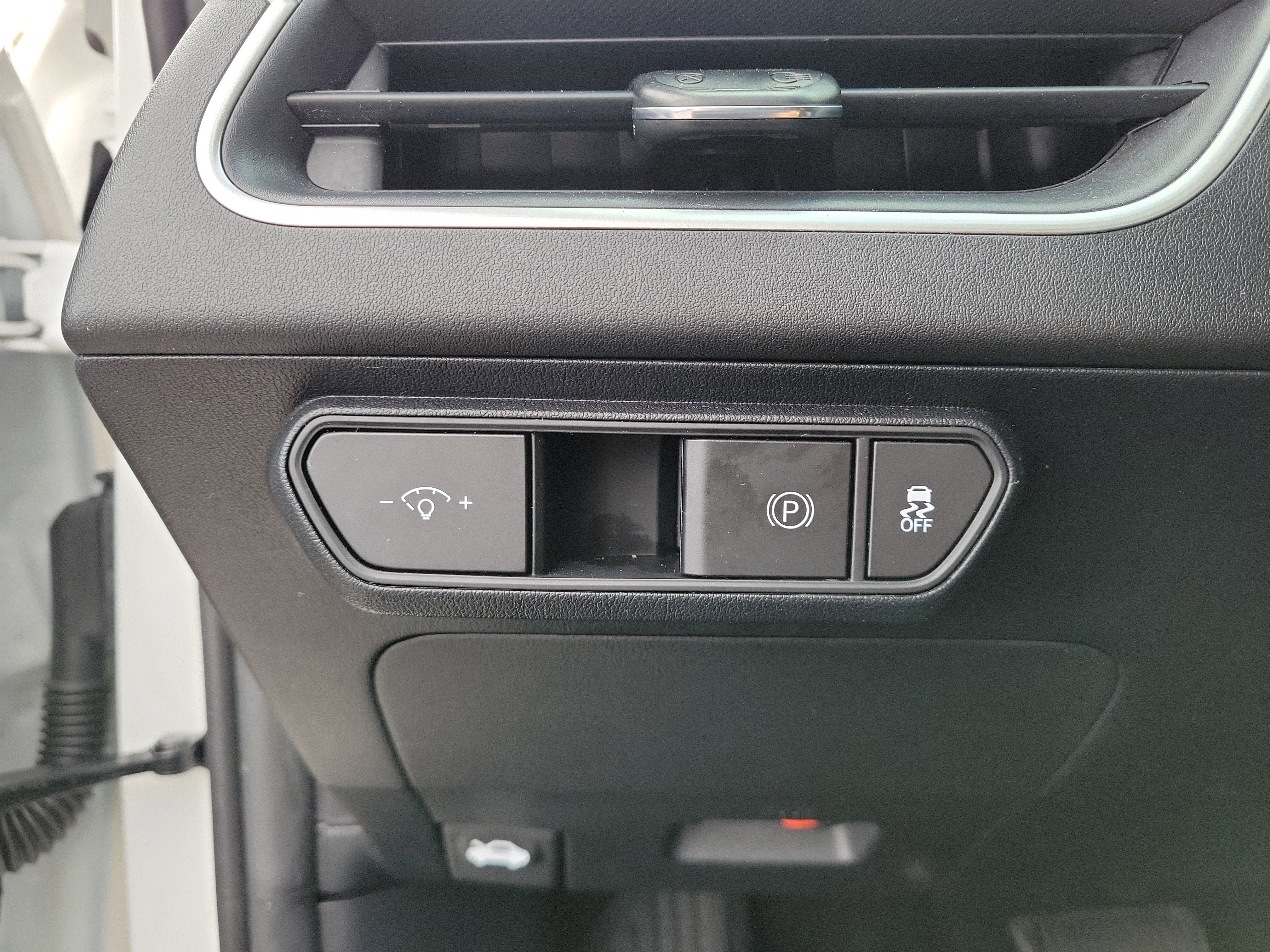 Used 2025 Snow White Pearl Kia LXS image 20