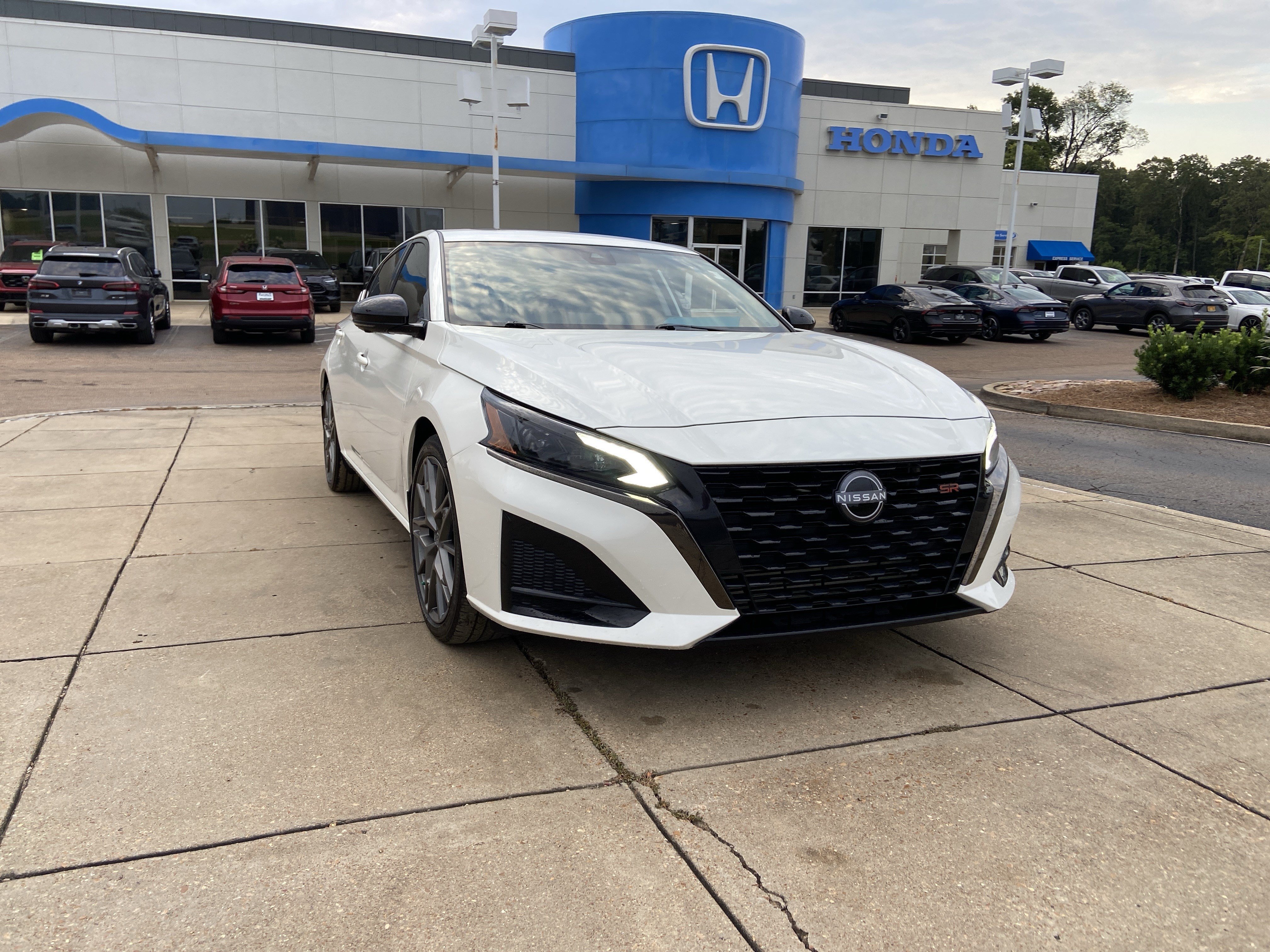 Used 2023 Pearl White Tricoat Nissan 2.0 SR image 9