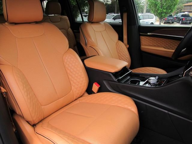 Used 2023 Gray Jeep Summit image 9
