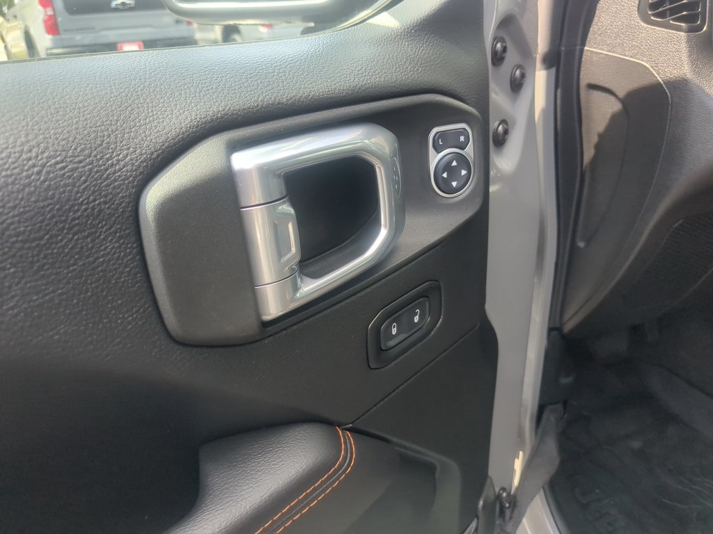 Used 2021 Sting-Gray Clearcoat Jeep Mojave image 12
