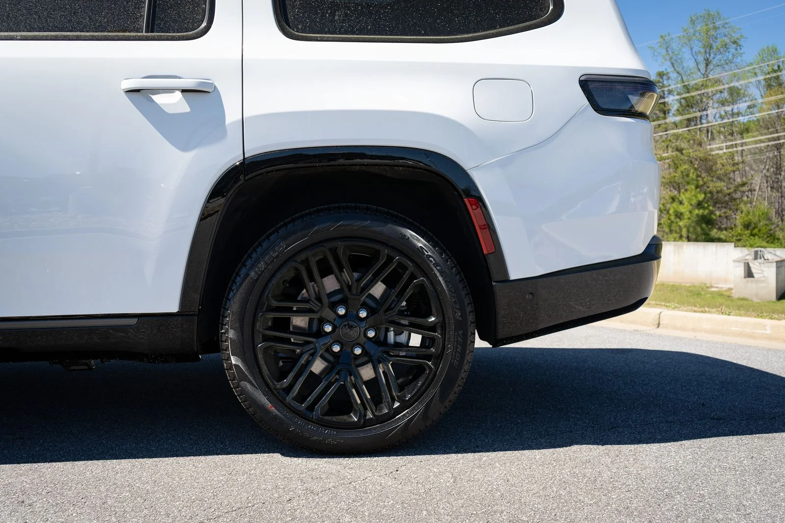New 2026 Bright White Clear-Coat Exterior Paint Jeep Limited Reserve image 6