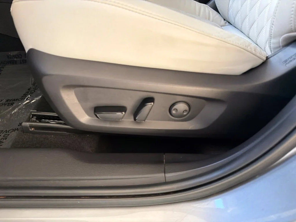 Used 2022 Silver Mitsubishi SEL image 47
