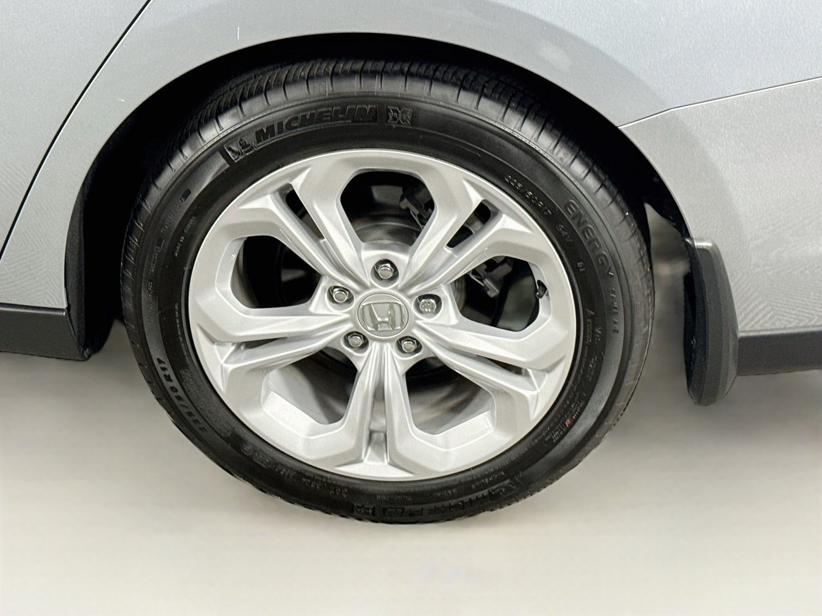Used 2025 Solar Silver Metallic Honda LX image 9