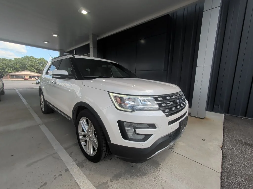 Used 2017 White Ford Limited image 3