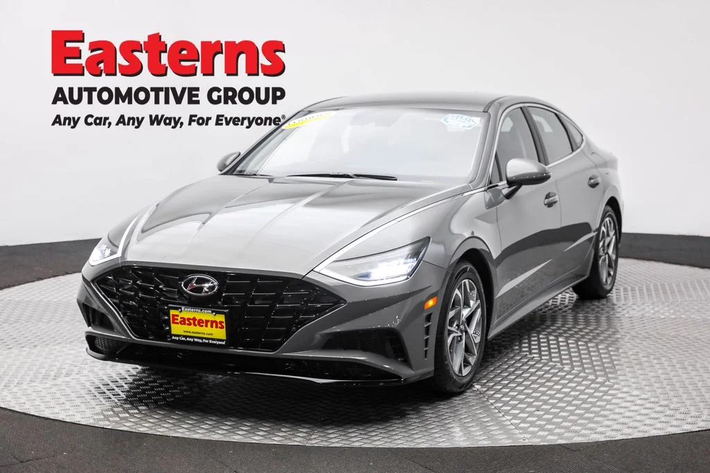 Used 2023 Gray Hyundai SEL image 1