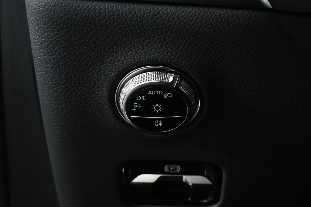 Certified Used 2026  Mercedes-Benz GLC 300 image 9