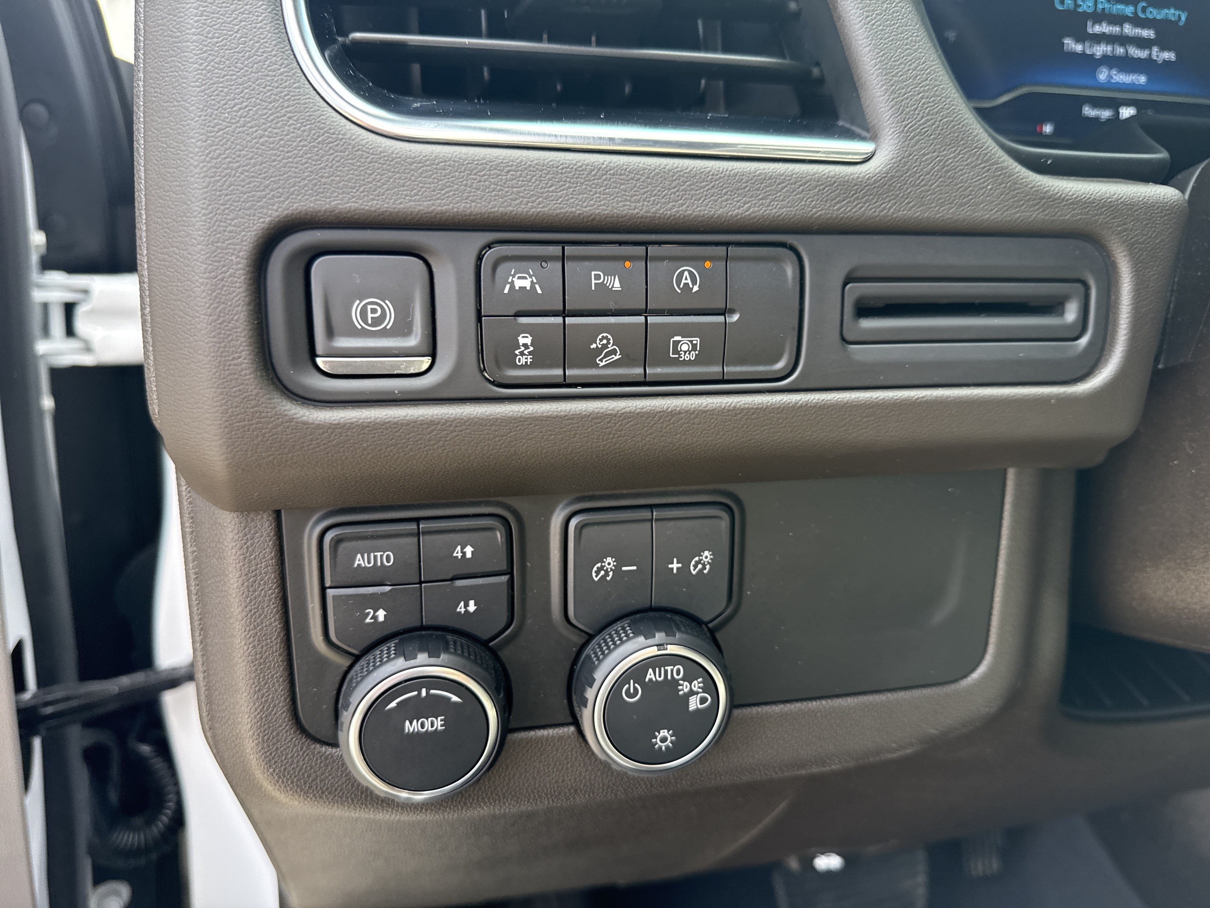 Used 2023 Summit White Chevrolet Z71 image 33