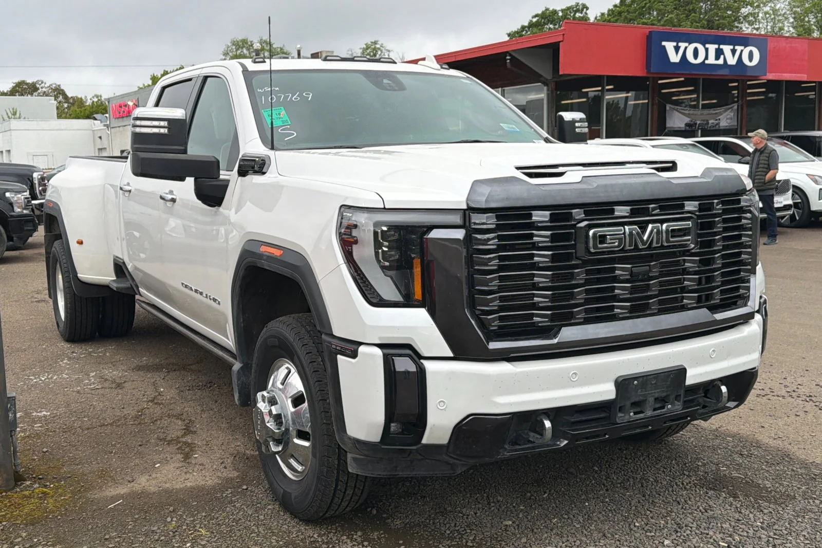 Used 2024 White Frost Tricoat GMC Denali Ultimate image 2