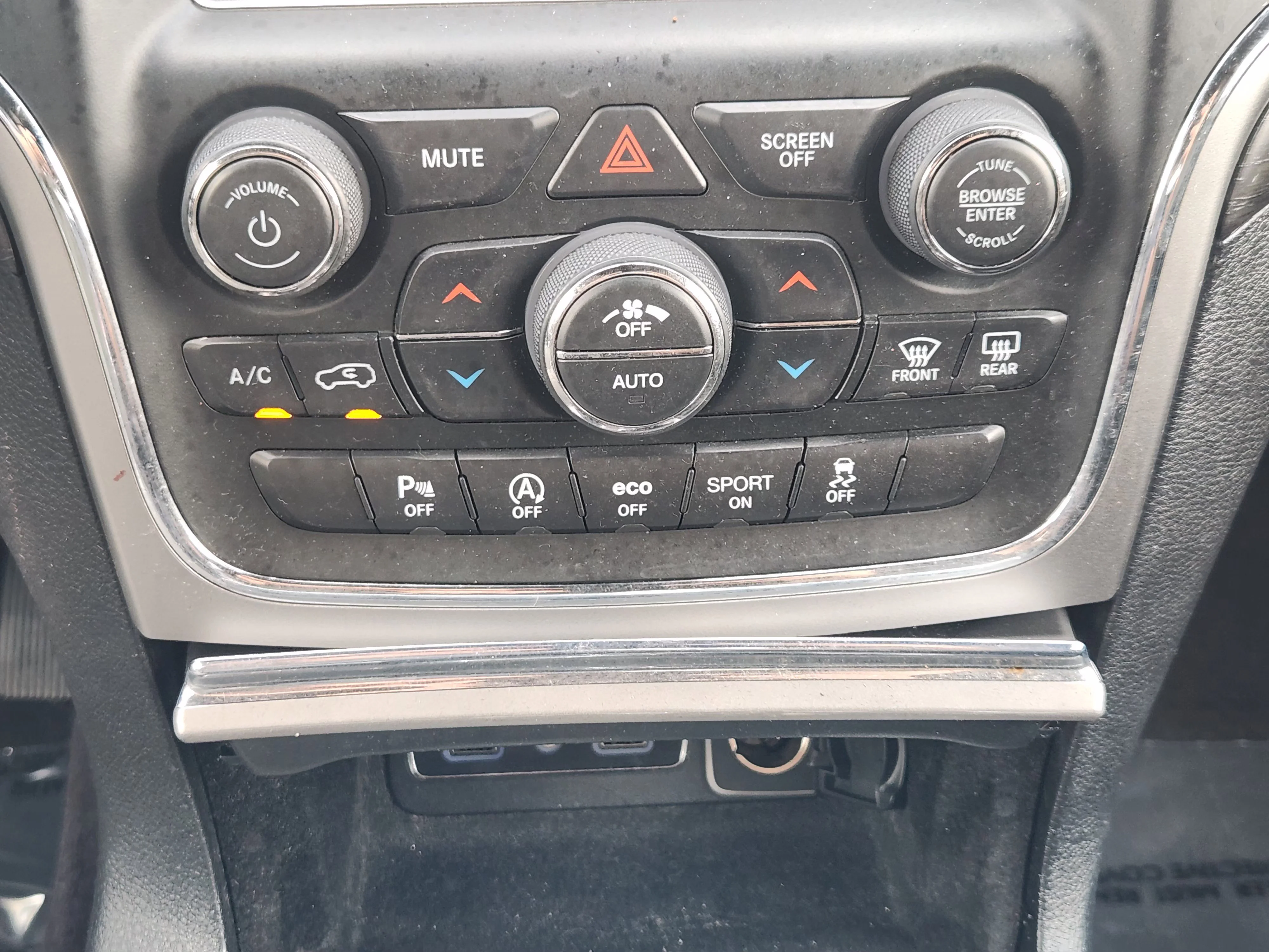 Used 2018 Granite Crystal Metallic Clearcoat Jeep Altitude image 18