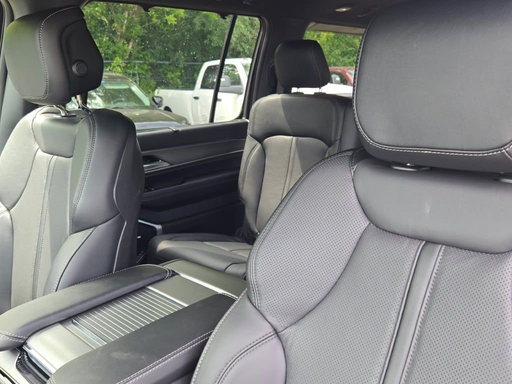 New 2026 Bright White Clear-Coat Exterior Paint Jeep Limited Altitude image 28