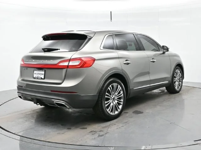 Used 2016 Luxe Metallic Lincoln Reserve image 7