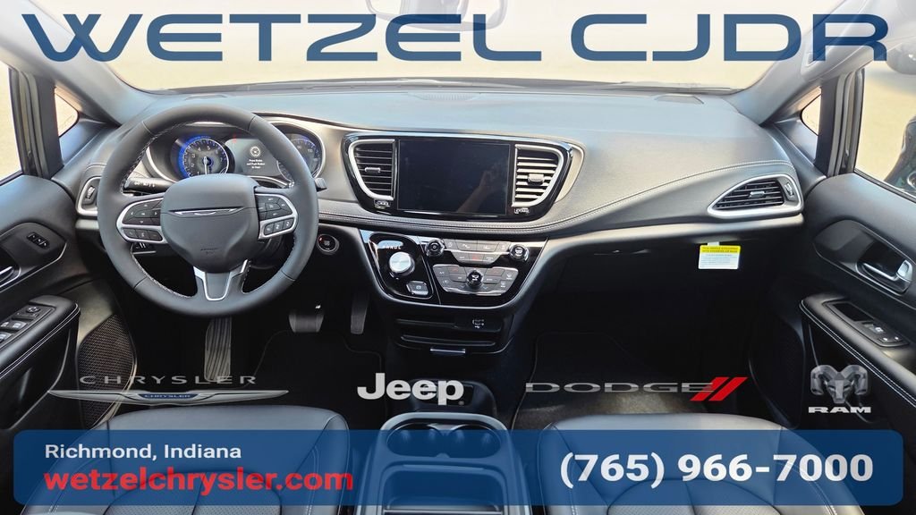 New 2027 Diamond Black Crystal Pearl-Coat Exterior Paint Chrysler Select image 30