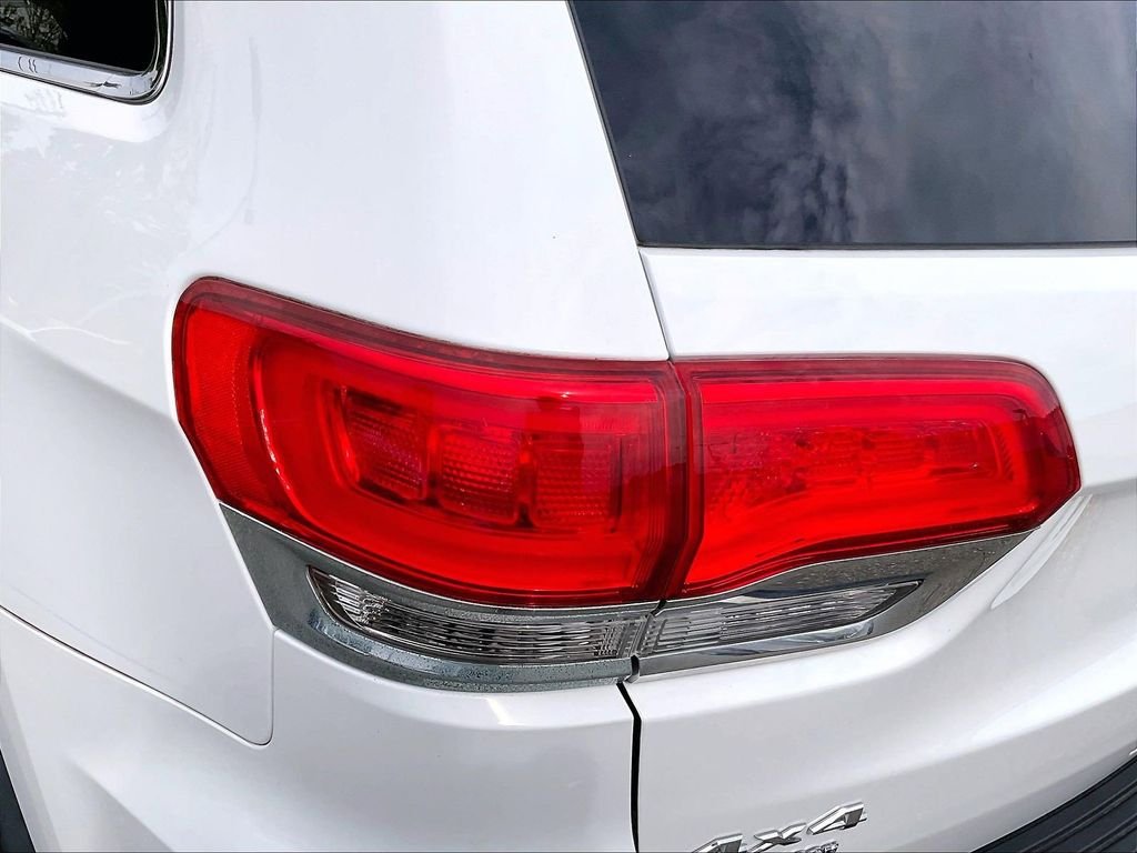 Used 2014 White/off-white Jeep Laredo image 33