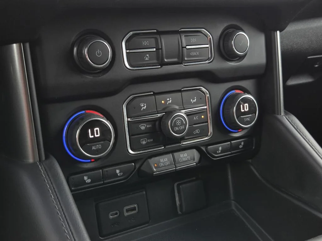 Used 2022 Black Chevrolet Z71 image 29