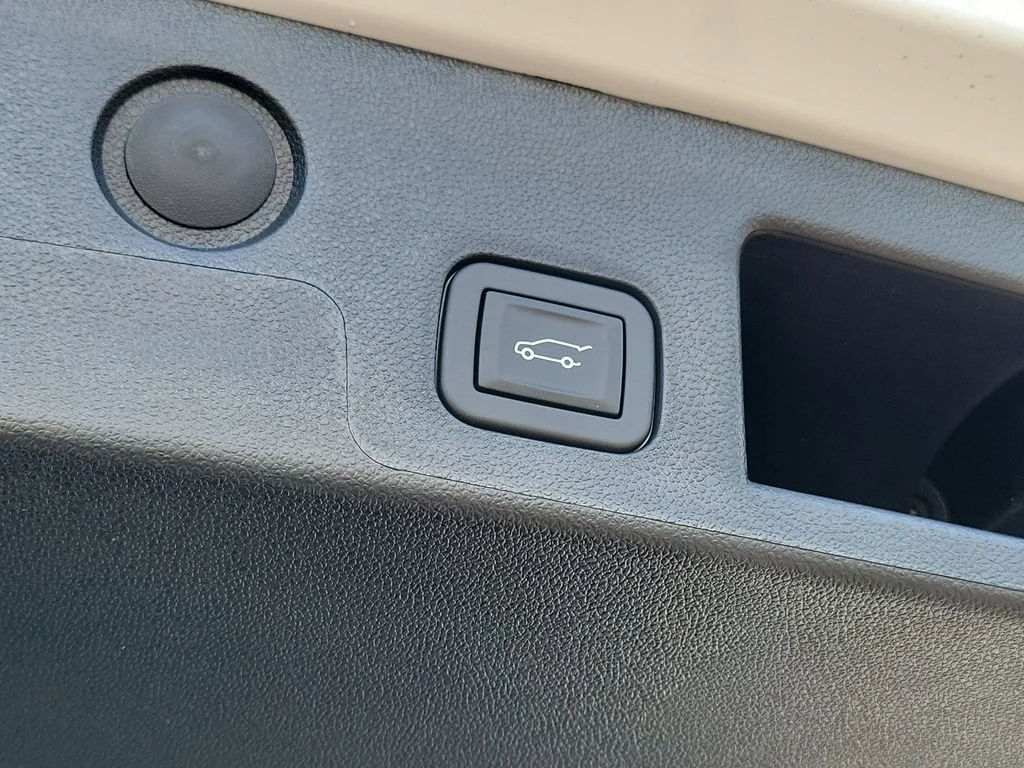 New 2027 Summit White Chevrolet LT image 27