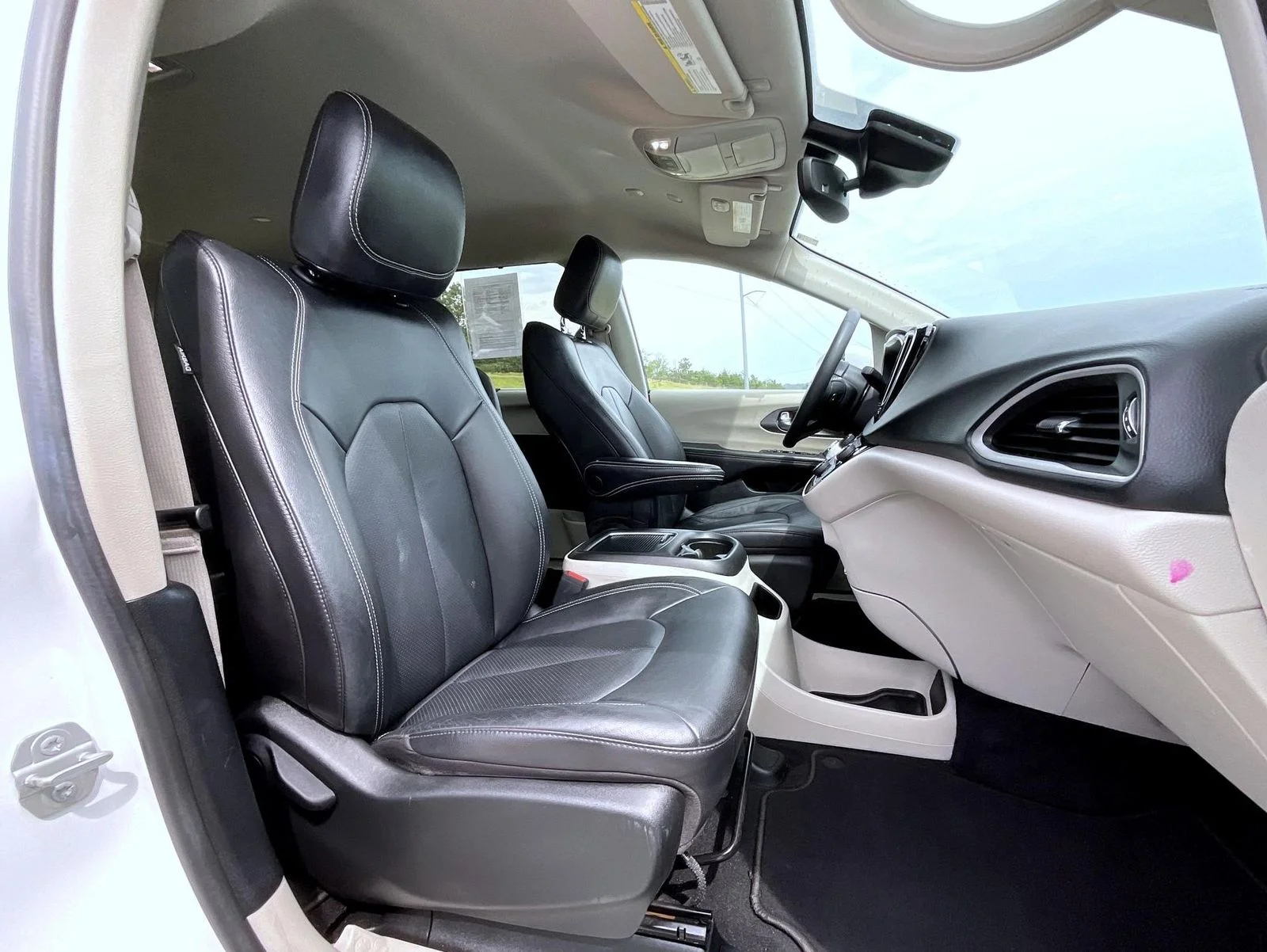 Used 2022 White Chrysler Touring L image 14