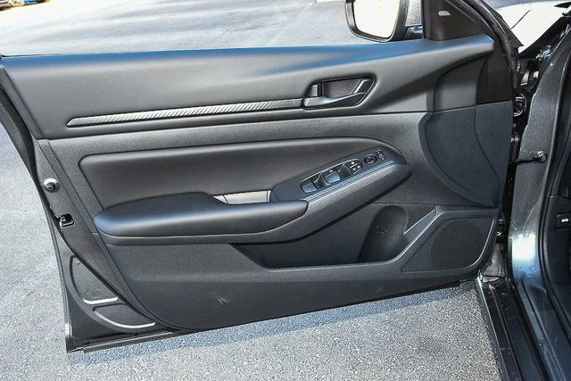 Used 2025 Silver Nissan 2.5 S image 14