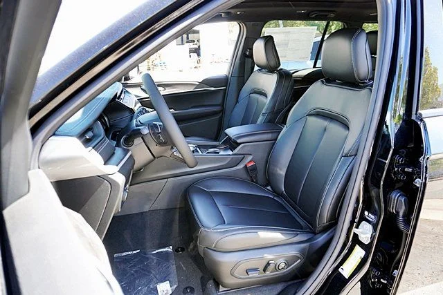 New 2026 Diamond Black Crystal Pearl-Coat Exterior Paint Jeep Limited image 18