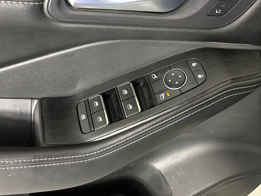 Used 2022 White Nissan SL image 14