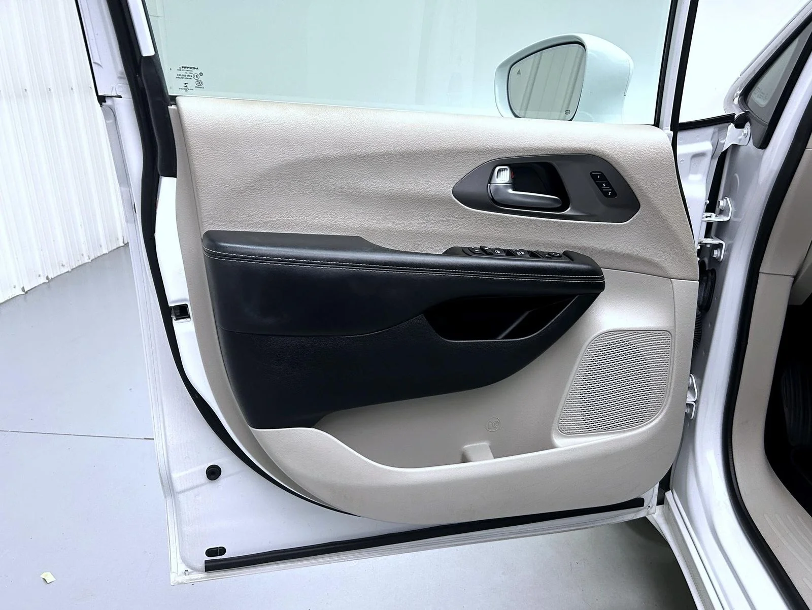Used 2022 White Chrysler Touring L image 9