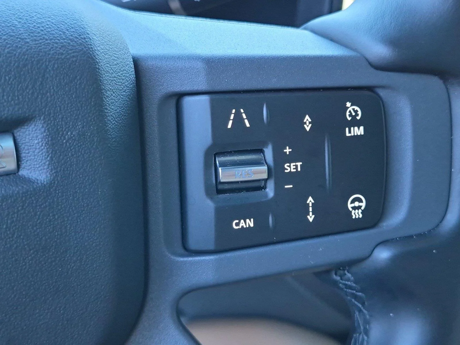 Used 2025 Fuji White Land Rover X-Dynamic SE image 20